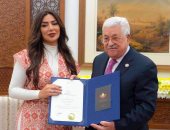 الرئيس الفلسطينى محمود عباس يكرم الأردنية هدى حمدان عن "خيانة وطن"