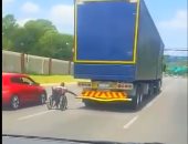 التهور على الطريقة الإفريقية.. يمسك بشاحنة تسير بسرعة 50 ميل على كرسيه المتحرك