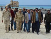 صور.. محافظ مطروح يتفقد أعمال ألسنة حماية الشواطئ وتطوير شارع الريفية 