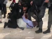 شاهد.. قوات الاحتلال الاسرائيل تقتحم المسجد الأقصى وتعتدى على المصلين