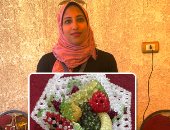 صور.. قصة كفاح أم سيناوية تحدت الصعاب للإنفاق على ابنتيها بعد وفاة زوجها.. "هالة" أتقنت تصنيع المشغولات الخرزية من تحف وعلب هدايا ولوحات فى منزلها.. وتحلم بعرض منتجاتها فى المعارض الرسمية بالعريش