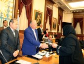 محافظ القاهرة يسلم 20 عقدا لملاك شق الثعبان بعد توفيق أوضاعهم