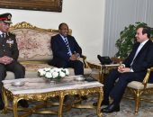 الرئيس السيسى يستقبل حسين موينى وزير الدفاع التنزانى