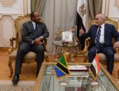 "العصار"  يناقش سبل التعاون المشترك مع وزير الدفاع التنزانى