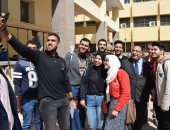 صور.. رئيس جامعة حلوان يلتقى الطلاب ويستمع إلى مطالبهم