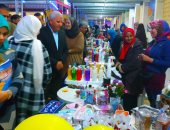 صور.. محافظ مطروح يفتتح معرض منتجات المرأة والشباب