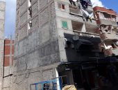 صور.. حى المنتزة شرق الإسكندرية يعاين عقار مائل تمهيدًا لإزالته
