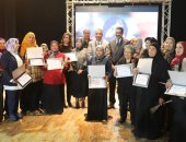 محافظ سوهاج يكرم 25 قيادة نسائية فى احتفالية "المرأة المصرية 100 عام"