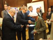 صور.. وزير القوى العاملة يسلم 1219 شهادة أمان للعمالة غير المنتظمة بالفيوم