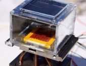 علماء يطورون جهازا يعمل بالطاقة الشمسية لتوليد مياه نظيفة من الهواء