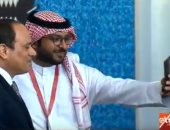 المشاركون بملتقى الشباب يلتقطون "سيلفى" وصورا تذكارية مع الرئيس السيسى