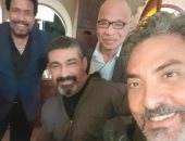 مبيبطلش سيلفى.. فتحى عبد الوهاب مع ياسر جلال من كواليس "لمس أكتاف"