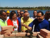 وسط هتافات أهالى أسوان: تحيا مصر ويحيا السيسى.. رئيسا مجلسى النواب والوزراء يضعان حجر الاساس لمحور "دراو".. عبدالعال: حلم أهالى المنطقة يتحقق ونشكر الرئيس على اهتمامه بالصعيد.. مدبولى: محور تنموى مهم