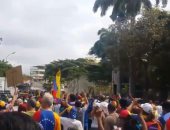 شاهد.. اشتباكات بين الفنزويليين أمام مستشفى بمظاهرات لإظهار الأزمة الصحية