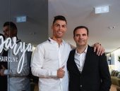 رونالدو يفتتح مركزا طبيا لزراعة الشعر فى مدريد.. صور 