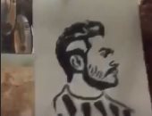 إيدها تتلف فى حرير.. كيف احتفى تامر حسنى بـ"بورترية" من أحدى معجباته ..فيديو