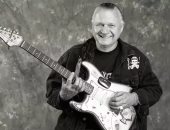 وفاة عازف الجيتار الأمريكي الشهير ومبتكر موسيقي الأمواج "ديك ديل"عن 81 عاما