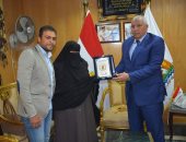 صور.. محافظ الوادى الجديد يكرم الأم المثالية على مستوى المحافظة
