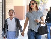 صور.. جينيفر جارنر تصطحب ابنتها لتناول آيس كريم بعد المدرسة