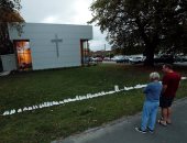 تكريما لأرواح الشهداء.. 50 حذاء أبيض أمام كنائس نيوزلندا