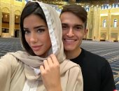 نجم أرسنال يثير الجدل برفقة صديقته داخل المسجد الكبير بالكويت.. اعرف التفاصيل