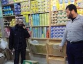 ضبط أغذية ومشروبات فاسدة فى محلات تجارية بمركز الداخلة بالوادى الجديد