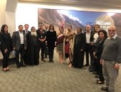 بعد أكثر من 17 ساعة سفر.. استقبال رسمى لوزيرة الهجرة فى مطار كرايستشيرش بنيوزيلندا.. نبيلة مكرم تلتقى أسر الشهداء وتزور المصابين.. وابنة شهيد تهديها لوحة تخلد ذكرى والدها.. والوزيرة تشارك غدًا فى جنازة رسمية