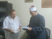 صور.. "الأوقاف" تهدى المركز الثقافى التابع لها بموريتانيا كتبا لنشر الوسطية