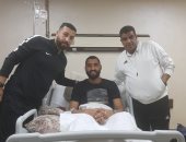 مهدي وعبدالله يزوران عامر عامر بعد جراحة الركبة