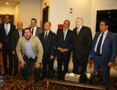 فيديو وصور.. أعضاء حزب الوفد يلتقطون صورا تذكارية بمقر احتفالية ثورة 1919 