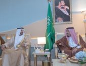 صور.. خادم الحرمين الشريفين يستقبل ولى عهد دبى بحضور محمد بن سلمان