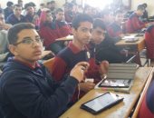 الطلاب حائرون فى أول امتحان إلكترونى.. يواجهون صعوبة الدخول على الاختبارات ومشكلات بتفعيل شريحة التابلت وسقوط منصة الامتحانات.. والتعليم تطمئنهم: مدة الاختبار 12 ساعة وقرابة 2 مليون حاولوا الدخول فى وقت واحد