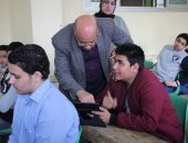 صور.. وكيل تعليم الغربيه يتابع أولى أيام الامتحان التجريبى على التابلت لطلاب الصف الأول الثانوى