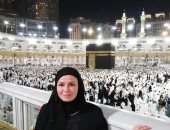 "بالحجاب والعباءة السودة".. إلهام شاهين تؤدى مناسك العمرة