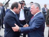 صور.. ملك الأردن يغادر  القاهرة والرئيس السيسى فى وداعه بالمطار 