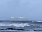 شاهد.. عملية إجلاء 1300 شخص من سفينة سياحية تعطل محركها بالنرويج
