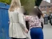 خناقة أمهات.. شجار بين امرأتين أمام مدرسة بريطانية يخيف الأطفال.. فيديو