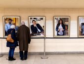 قررت محاربة السياسة بالفن.. أمريكية ترسم وجوه مهاجرين فى تحد لترامب