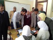 صور .. وكيل تعليم كفر الشيخ تتابع الاختبار التجريبي الأول باستخدام التابلت