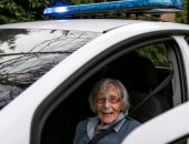 "دخلوها السجن".. الشرطة الإنجليزية تحقق أمنية سيدة عمرها 104 أعوام.. صور