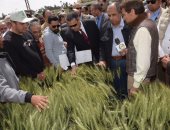 وزير الزراعة ومحافظ بنى سويف يتفقدان محطة البحوث الزراعية بسدس 