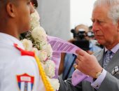 صور .. الأمير تشارلز يشارك فى وضع إكليل الزهور فى نصب خوسيه مارتى فى هافانا