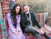 أول صورة تجمع فتحى عبد الوهاب وحنان مطاوع فى كواليس "لمس أكتاف" 