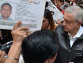 صور .. الرئيس المكسيكى يتحدث مع أقارب الأشخاص الذين تم تسجيلهم فى عداد المفقودين