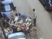 فرز القمامة وسط منطقة سكنية بأسيوط.. قارئ يناشد المسئولين للتدخل