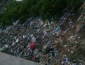 أهالى كفر أبو جندى بالغربية يشكون تلوث المصرف بالقمامة.. صور