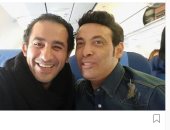 سعد الصغير لـ أحمد حلمى على متن الطائرة:"التواضع كله أبو قلب أبيض"