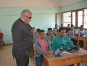 صور.. محافظ الوادى الجديد يتابع امتحانات المرحلة الثانوية بنظام التابلت