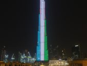 برج خليفة يتزين بعلم دولة أوزبكستان اثناء زيارة رئيسها للإمارات