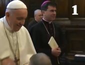 الجارديان تبرز فيديو لمنع البابا فرانسيس المصلين من تقبيل خاتمه